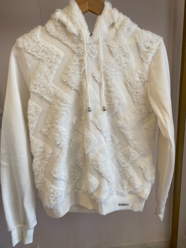 Blusa Pelúcia com Capuz e Manga Moletom – Branca